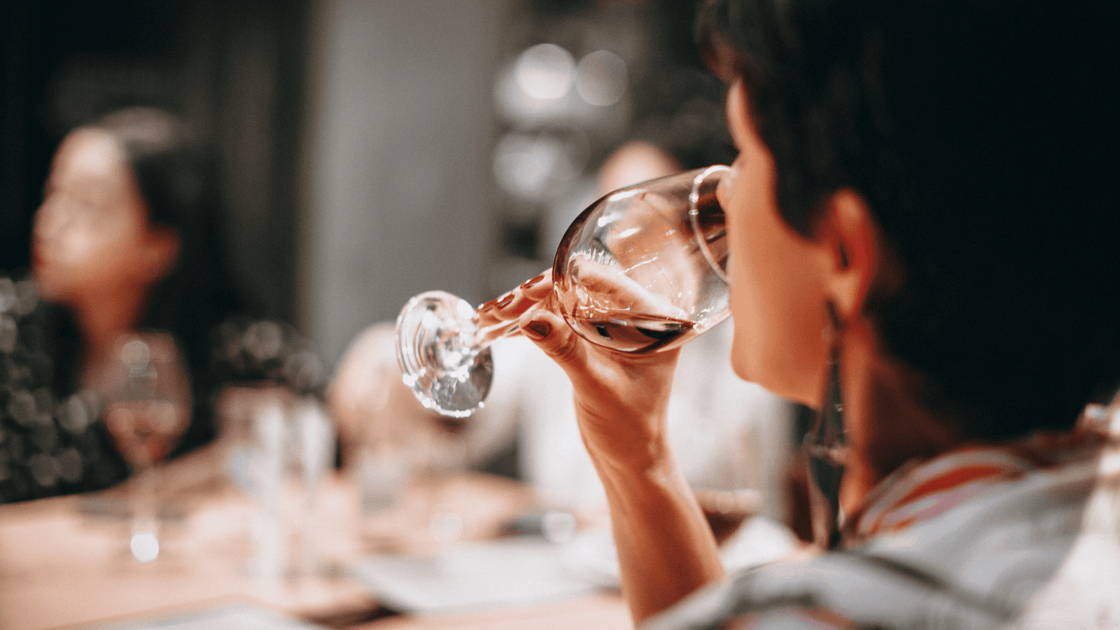 Accesorios indispensables para disfrutar el vino en casa